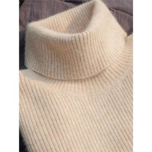 配羊毛大衣的高领毛衣女