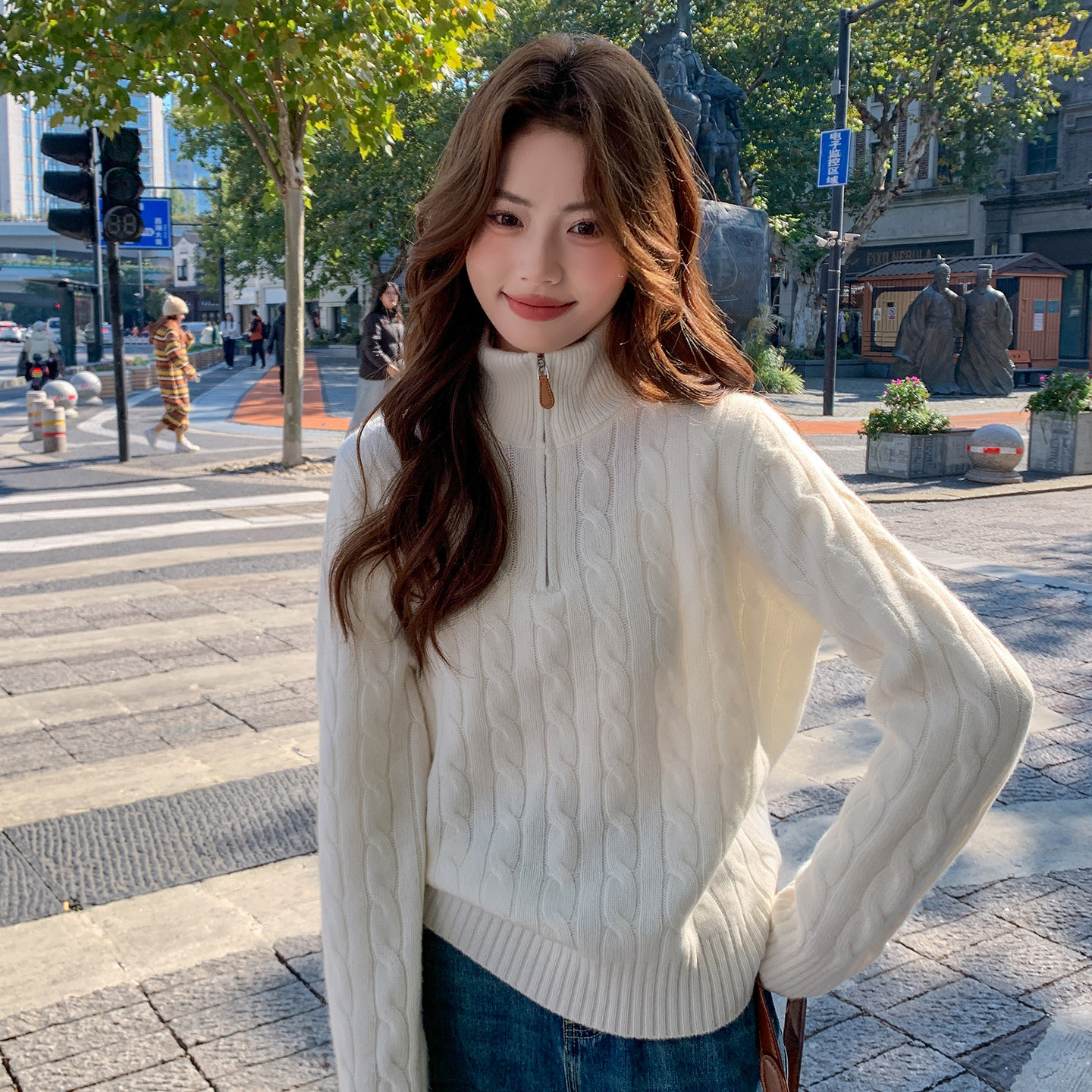 韩范时尚白色高领半拉链麻花针织毛衣女秋冬软糯舒适温柔翻领上衣