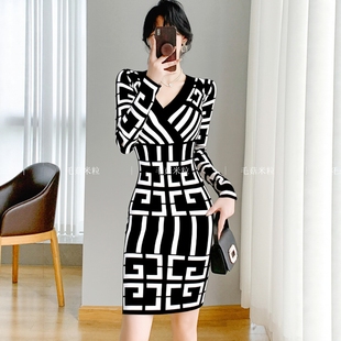 包臀毛衣打底裙 中长款 针织连衣裙女秋冬法式 V领撞色收腰显瘦长袖