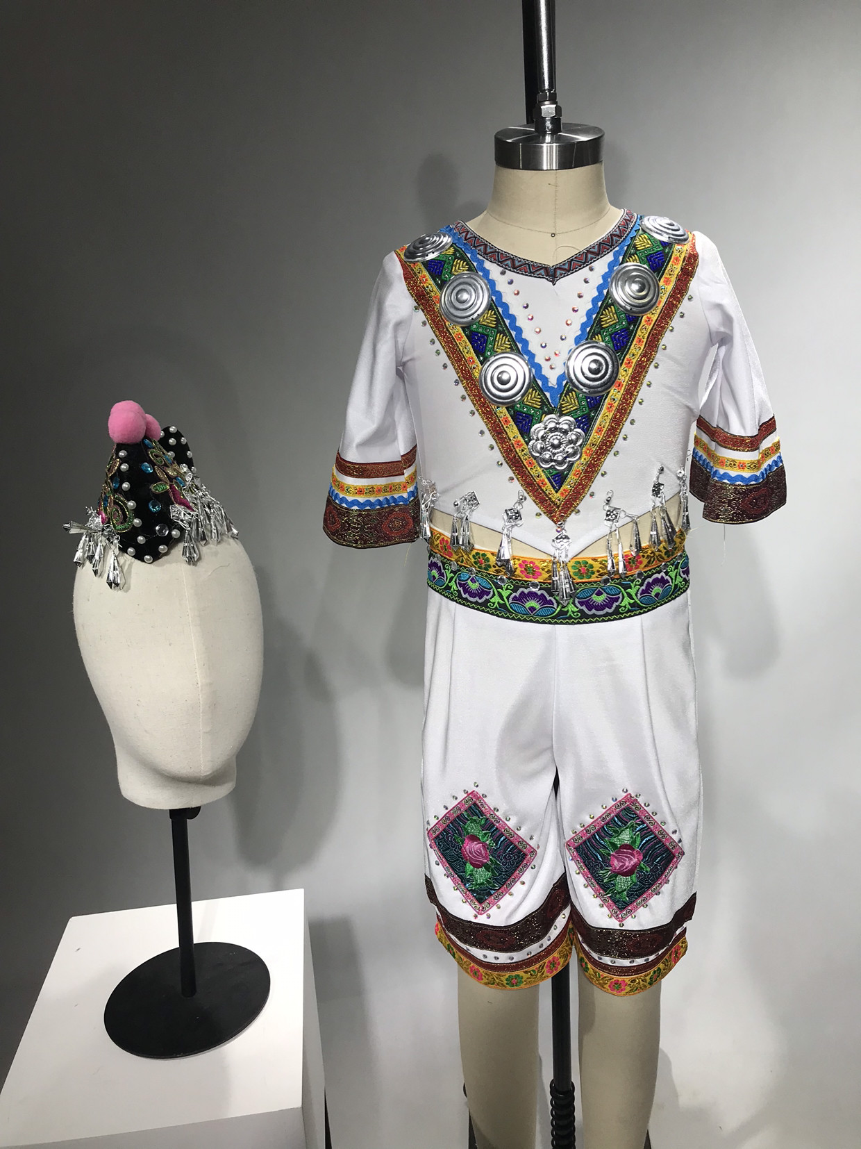 台尚演出服饰/古典舞服装/喊月亮/彝族独舞服/民族舞蹈桃李杯