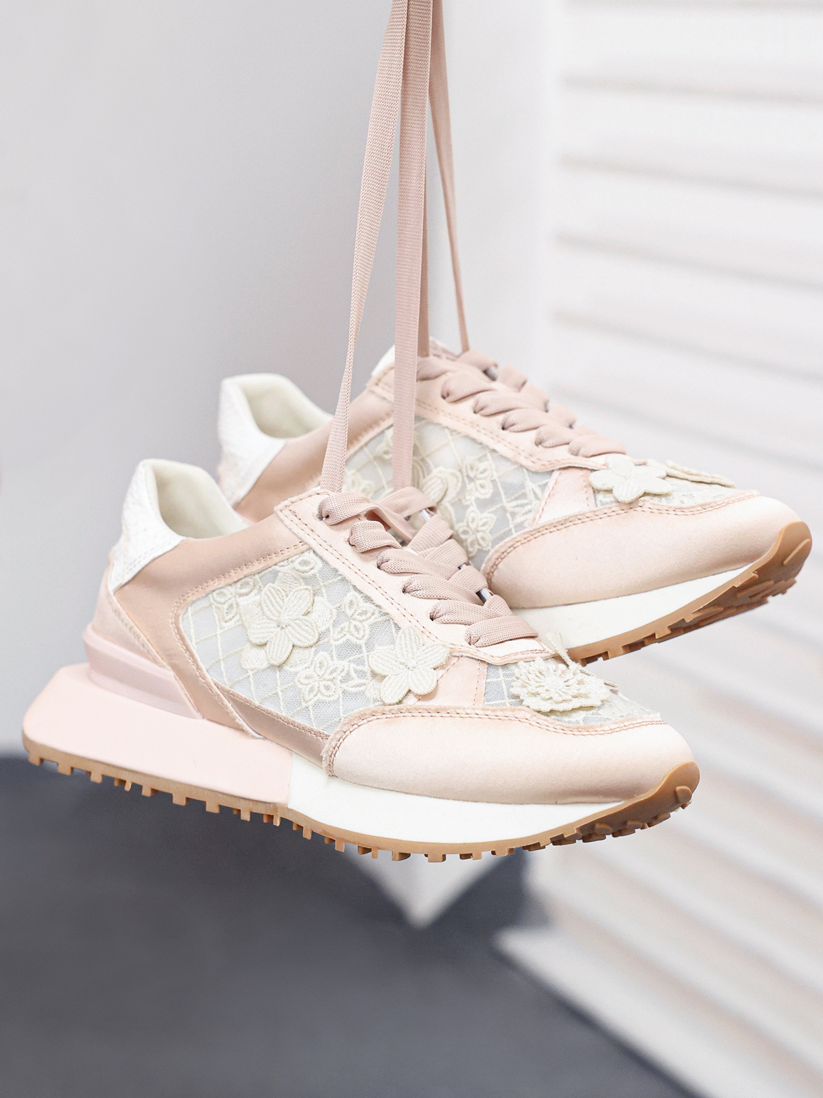 真丝拼网面蕾丝花卉运动休闲鞋女