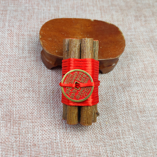 七根东南桃木枝红绳款新生儿车内招财挂饰宝宝床头祈福安睡小木棒