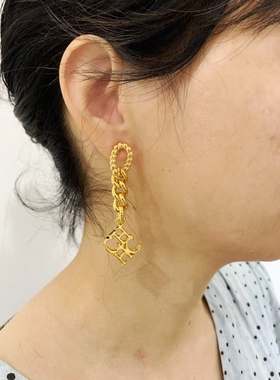 Carolina Herrera高质个性时尚CHHC吊坠耳针，厚金电镀加保护