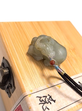 D142# 天然和田玉青白玉生肖牛吊坠 29*22.5*16mm 配翡翠 配证书