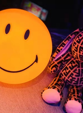 韩国INS笑脸小夜灯卧室床