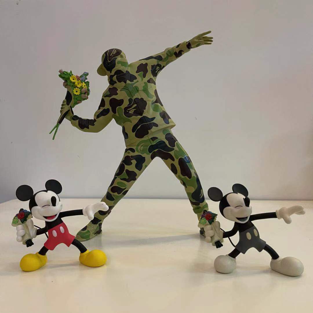 banksy扔花男孩潮流艺术雕塑摆件送礼潮牌潮品网红简约软装饰品