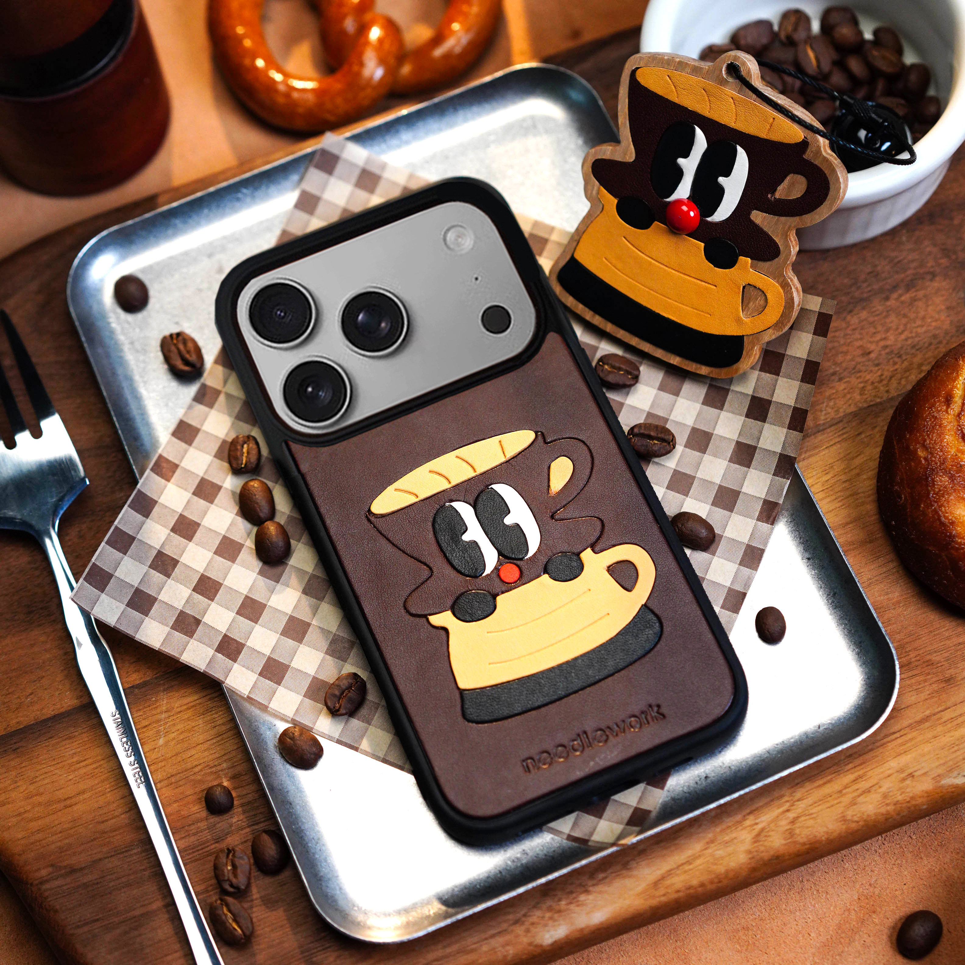 两针一线原创咖啡IP系列适用iphone17promax手机壳新款苹果16promax情侣高级感15pro真皮挂绳斜挎14pro保护套