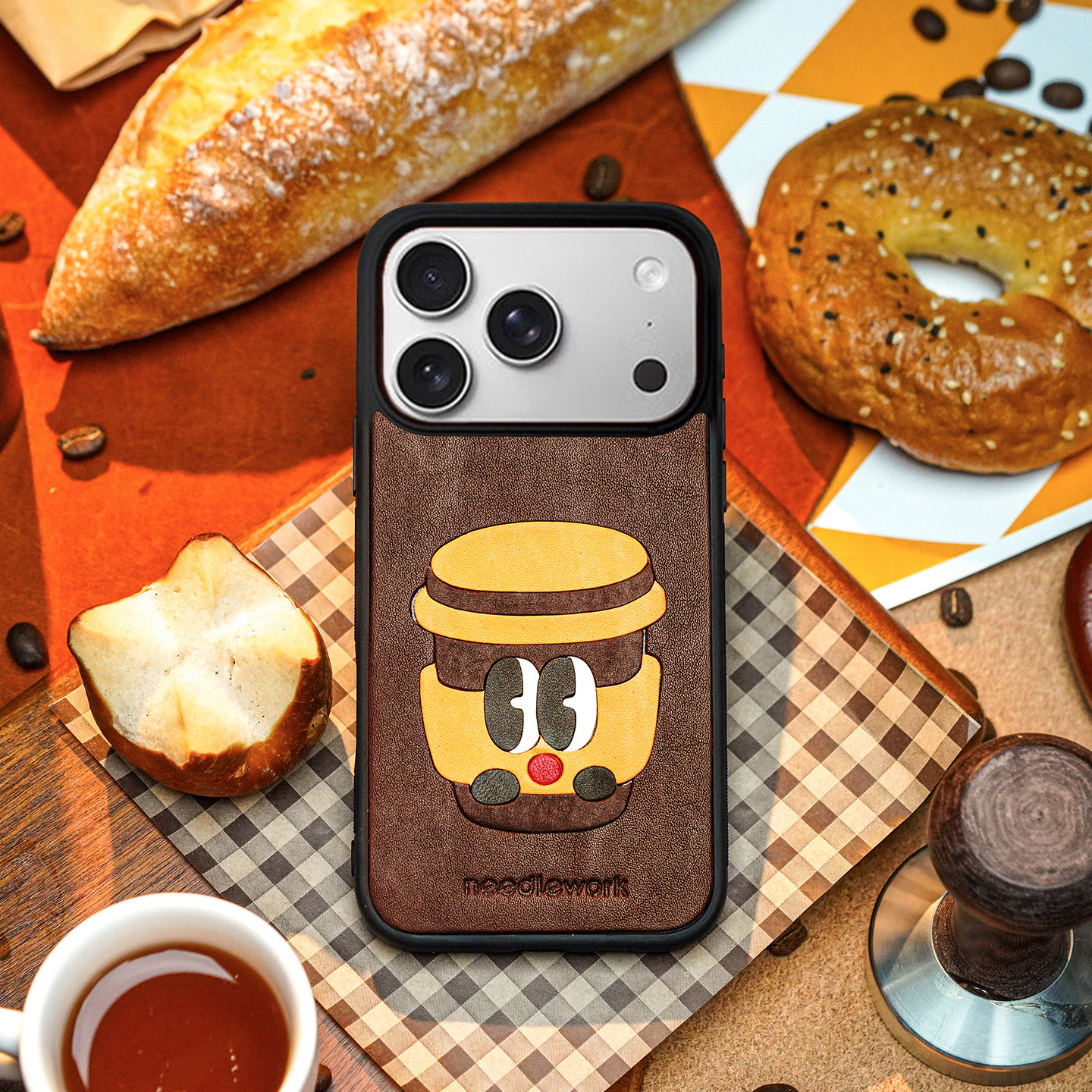 两针一线原创咖啡适用苹果17手机壳新款外壳17promax咖啡爱好者高级感iphone16pro真皮挂绳斜挎15pro保护套