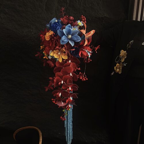 新中式婚纱照复古红撞蓝手捧花婚纱摄影道具红掌叶仿真花束