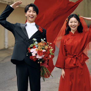 婚纱照外景街拍新中式中国红秀禾纱裙超大喜字酒杯手捧花红头纱