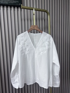 V领重工订珠刺绣上衣 重工钉珠花朵衬衫