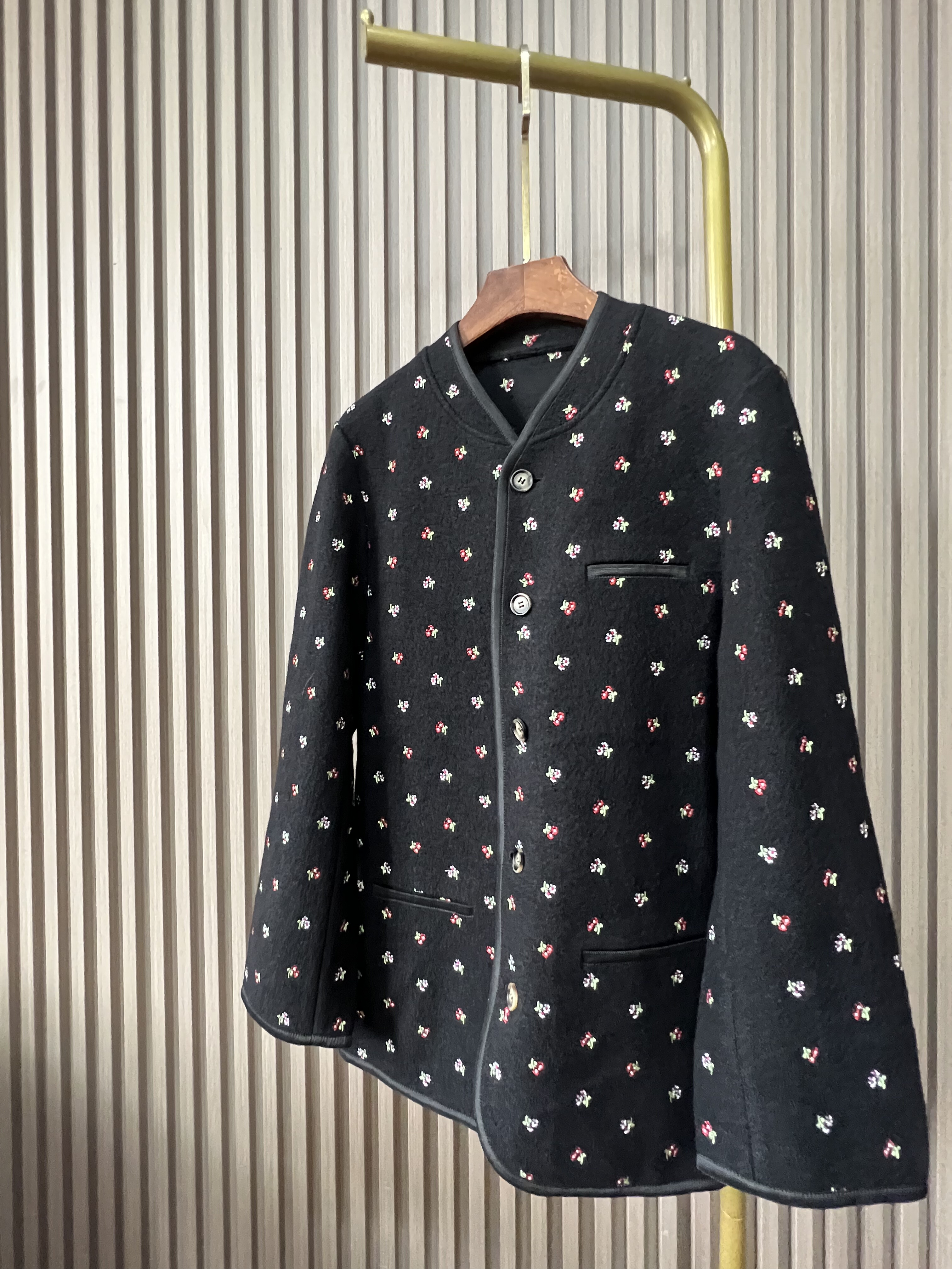 重工刺绣羊毛外套