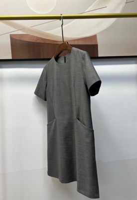 大口袋立裁连衣裙