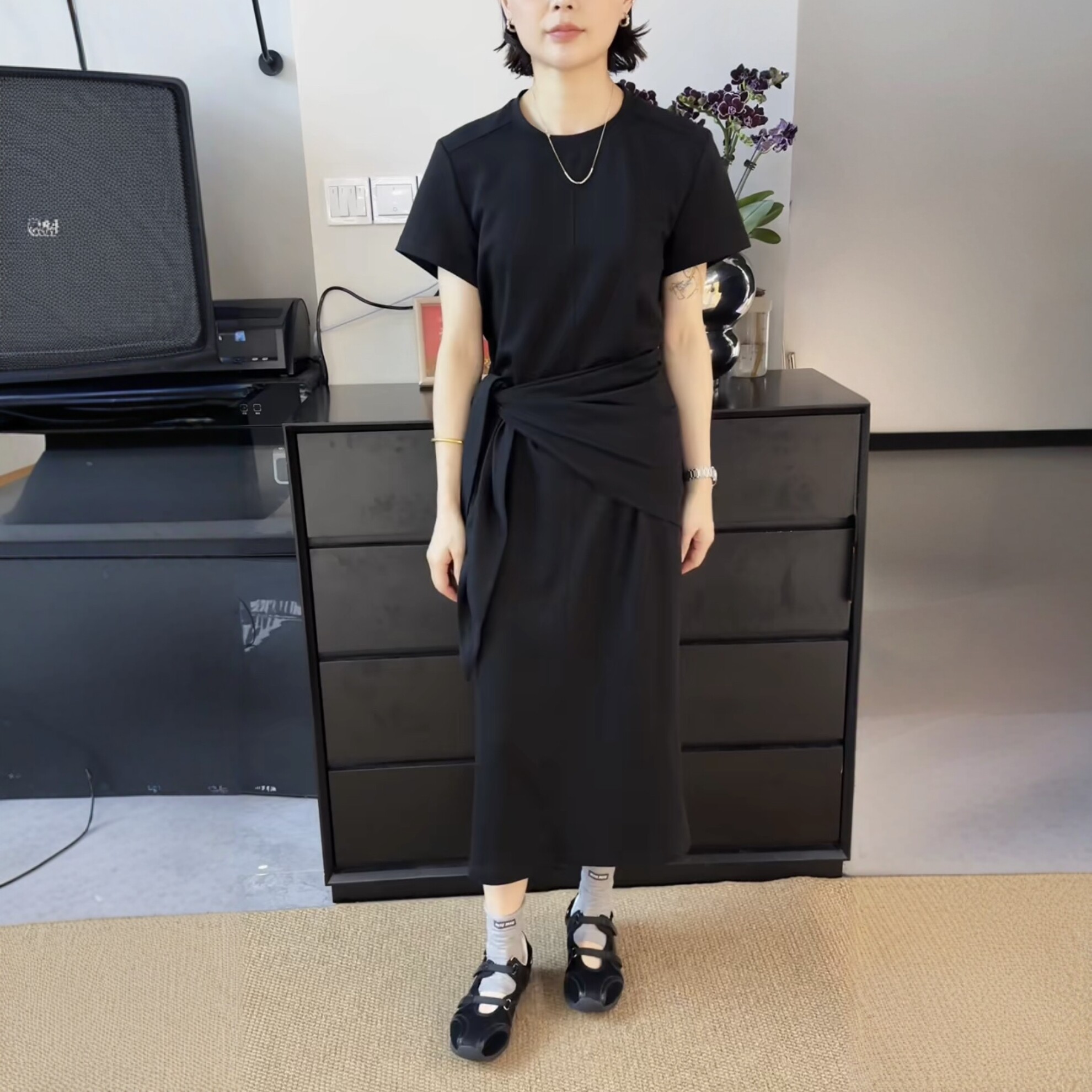 黑色连衣裙女圆领短袖气质减龄女人味显瘦设计感小众长裙配披肩韩