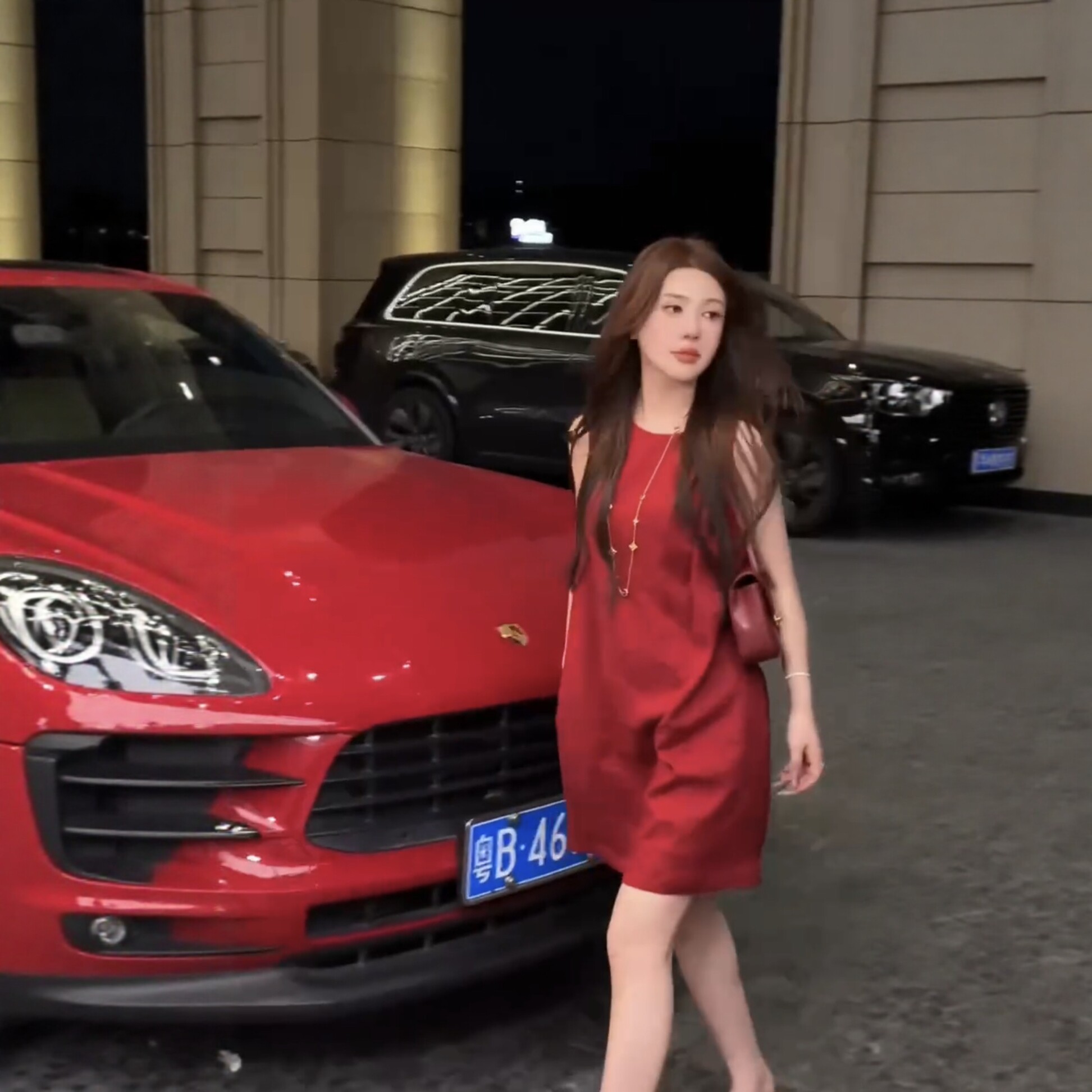 无袖连衣裙女圆领背心短裙纯色气质减龄女人味薄料透气显瘦百搭裙