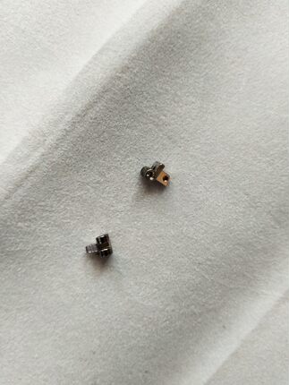眼镜框架配件桩头铰链合页6037插入式方榫2.6*2.1牙距1.5mm一只