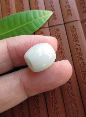 包真缅甸玉天然A货翡翠玉浅色款路路通小吊坠21762大孔桶珠N36