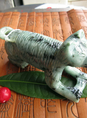 72569保真翡翠实拍桌面小玩件飘花款翡翠玉生肖狗小摆件缅甸玉A货