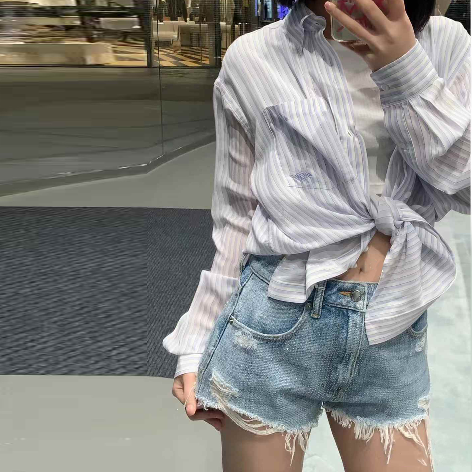 烫钻破洞毛边中腰包臀牛仔短裤