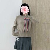 原439 特惠279 26新款 不退不换 织带蝴蝶结胸针燕麦色羊毛针织衫