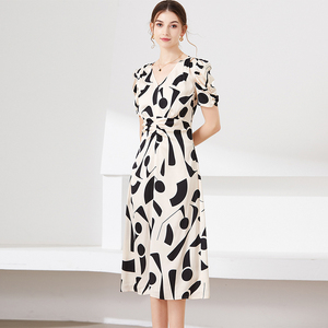 拓美2025夏季新款气质收腰V领褶皱半袖重磅真丝印花大摆连衣裙女