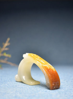 新疆和田玉红黄皮独籽兽虎面扳指