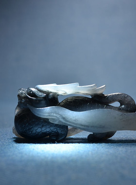 青花籽料龙创意玉雕把件文房摆件