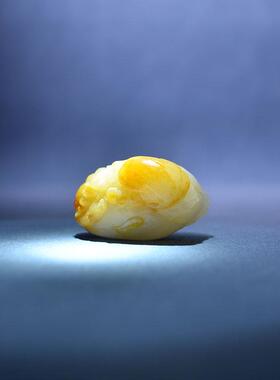 30克红皮白玉独籽料安居乐业把件