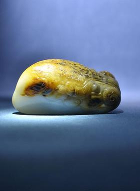 100克黑皮白玉独籽料仿古龙把件