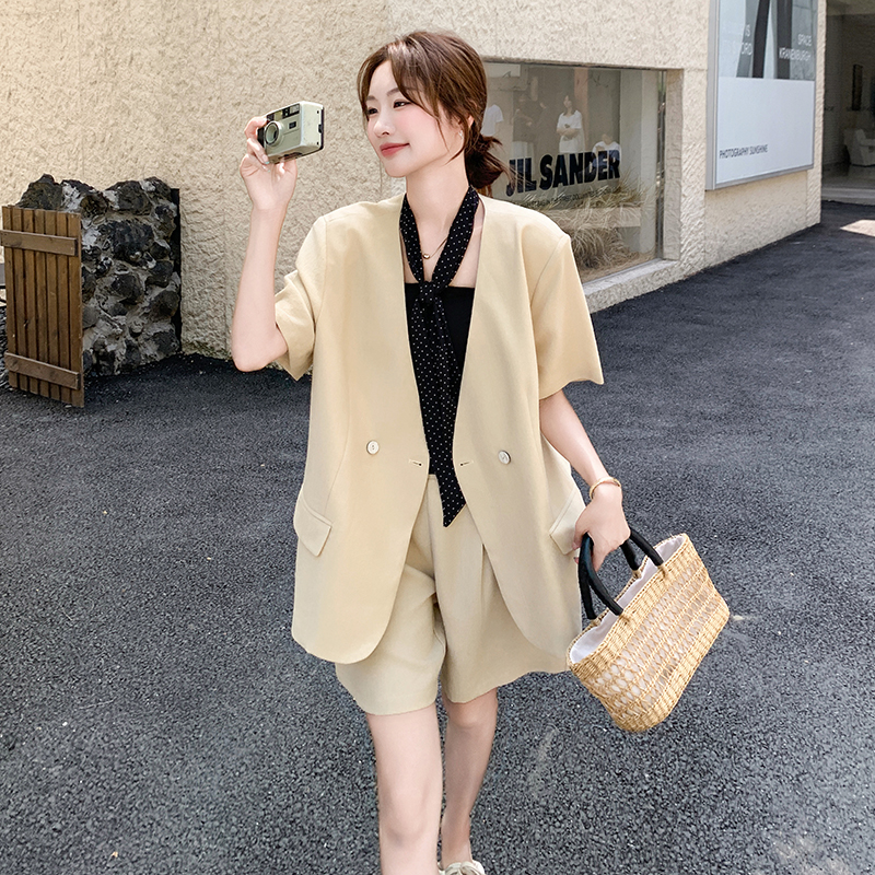 甜美浅黄色色短袖西装短裤套装女夏2025新款小个子两件套薄款高级