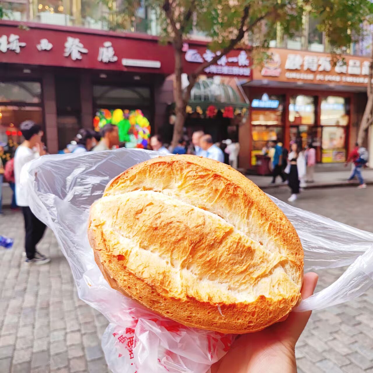 中央大街排队美食华梅西餐厅面包
