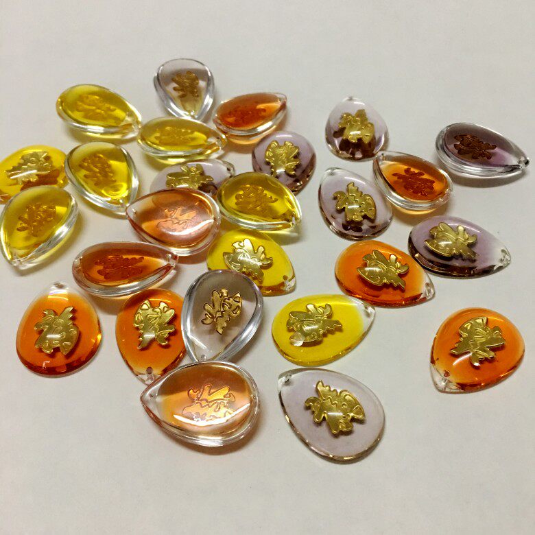 金美晶水晶福字吊坠彩色水晶水滴形镶金吊坠孔雀开屏彩色红绳项链