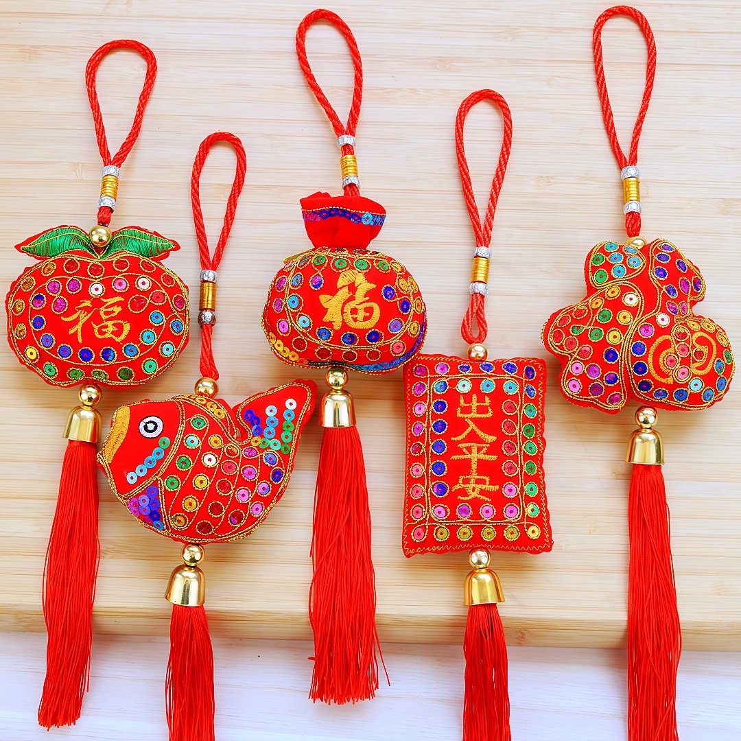 马年春节装饰喜庆节庆用品挂饰热卖刺绣亮片虎头福袋香包香囊挂件