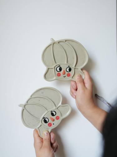 手捏陶瓷调色盘可爱插画手绘人物形象少女夏梦系列原创设计作品