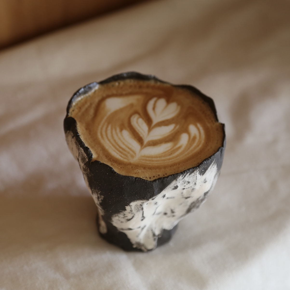 芽器原创】日式复古粗陶手作咖啡杯茶杯粉引手握杯凹陷毛目侘寂风