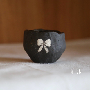 芽器原创】日式粗陶手捏茶杯黑陶咖啡杯手绘蝴蝶结拉花杯侘寂风