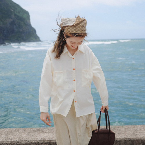 奶油色长袖撞色扣学院风衬衫