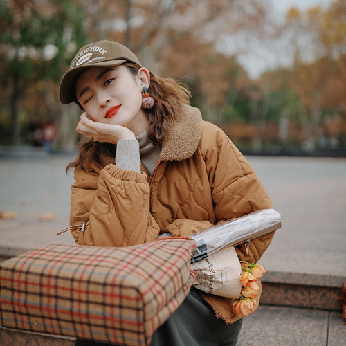 棕色羊羔毛短款翻领棉服女