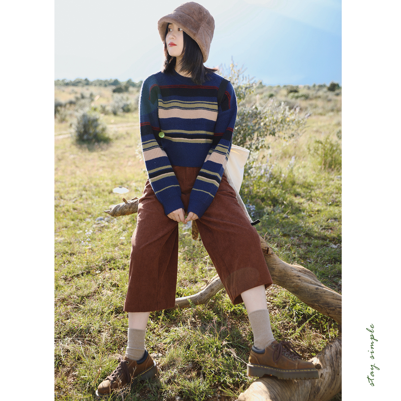 花吉藏青色条纹短款圆领毛衣