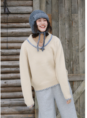 花吉C093奶杏色牛角扣青果领撞色缝线毛衣女2025新款秋冬宽松上衣