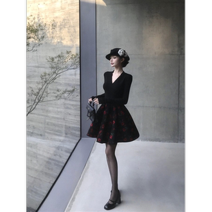 法式复古性感V领百搭长袖上衣女秋冬季高腰A字玫瑰蓬蓬裙时尚套装
