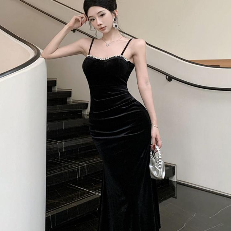 法式黑色丝绒吊带连衣裙女秋冬修身内搭高级性感包臀鱼尾长裙礼服