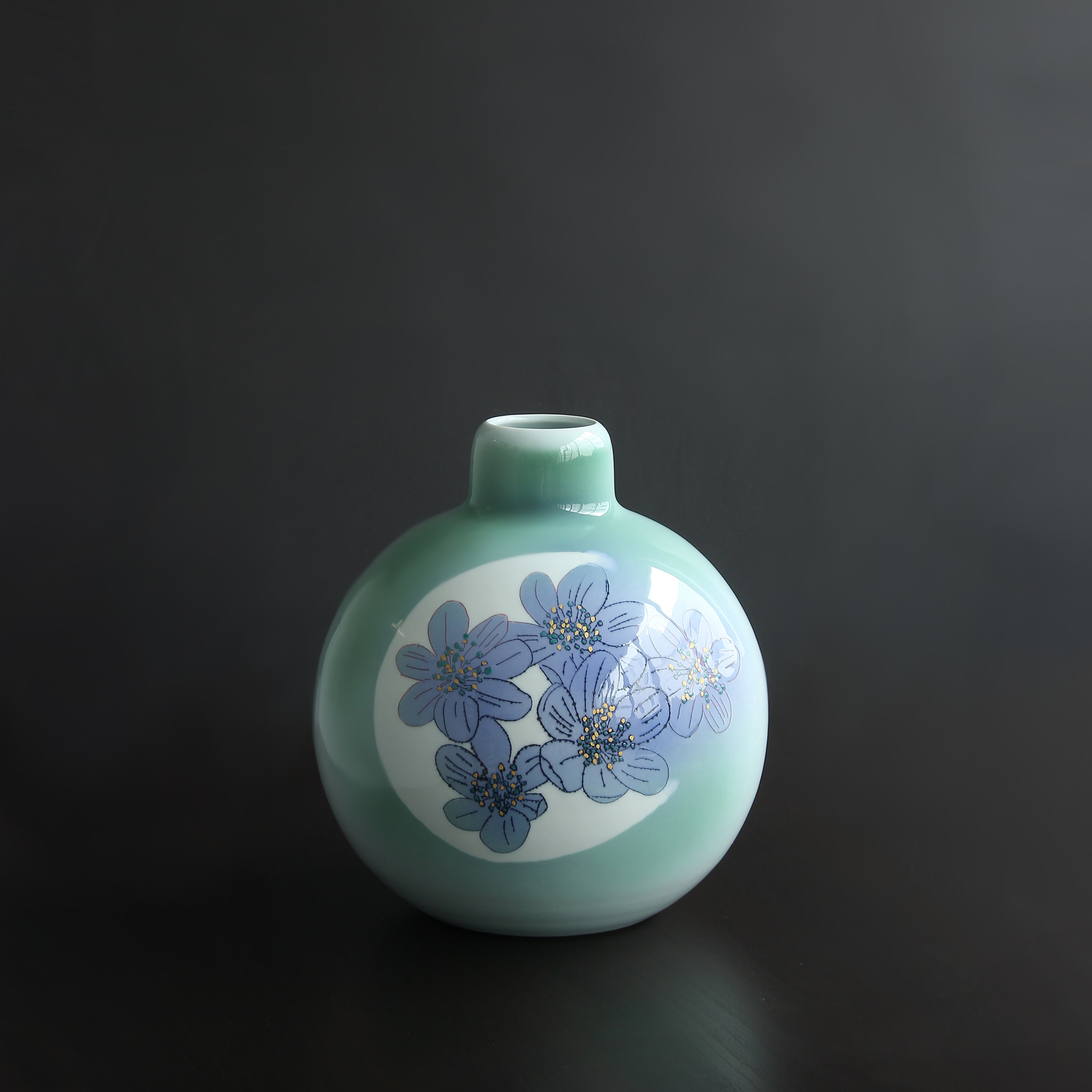 日本有田烧名家手工刻绘银莲花瓷圆球型瓷花瓶插花器日式家居摆件