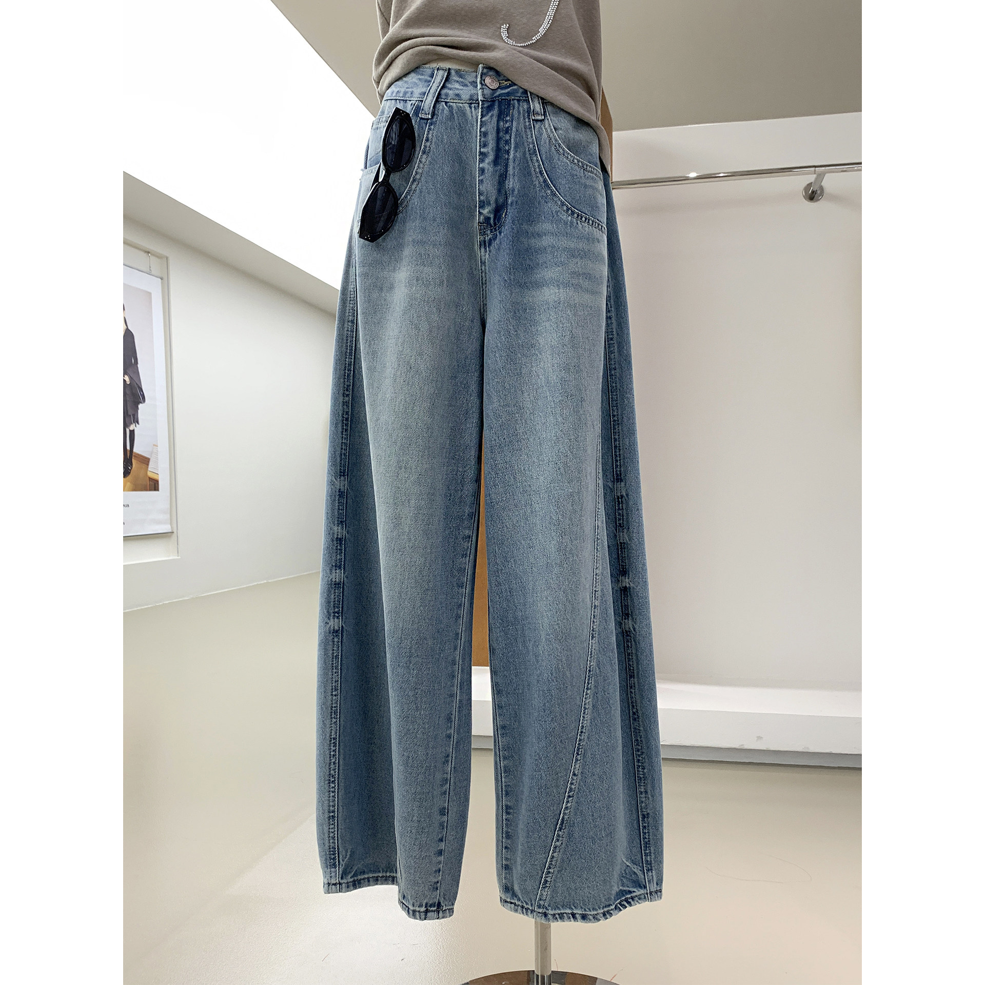 韩版清新水洗浅蓝高腰宽松弯刀牛仔裤女2026新款藏肉显瘦百搭裤子