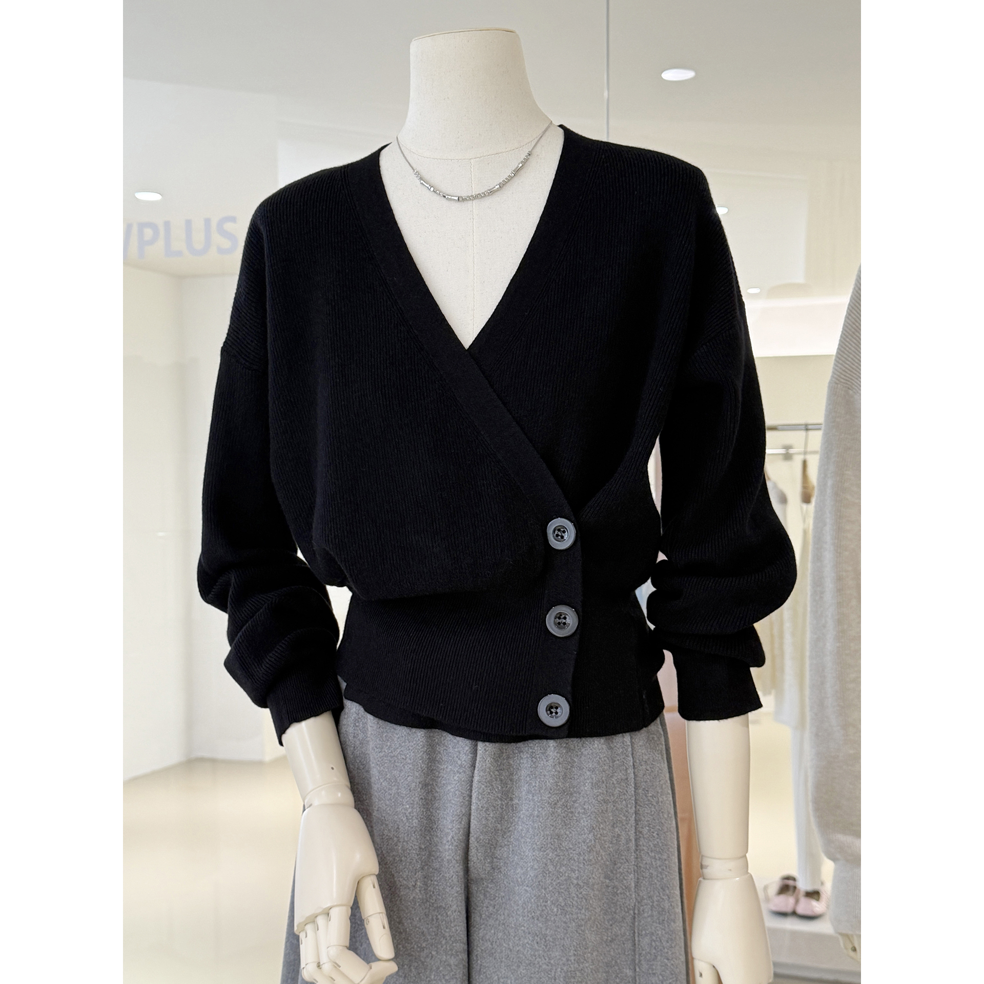 精致温柔交叠V领设计毛衣针织衫