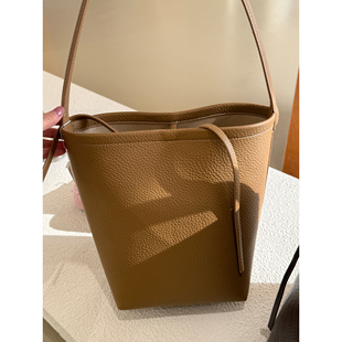 极简风单肩水桶包高级感通勤大容量手提包腋下包小众百搭圆筒包包