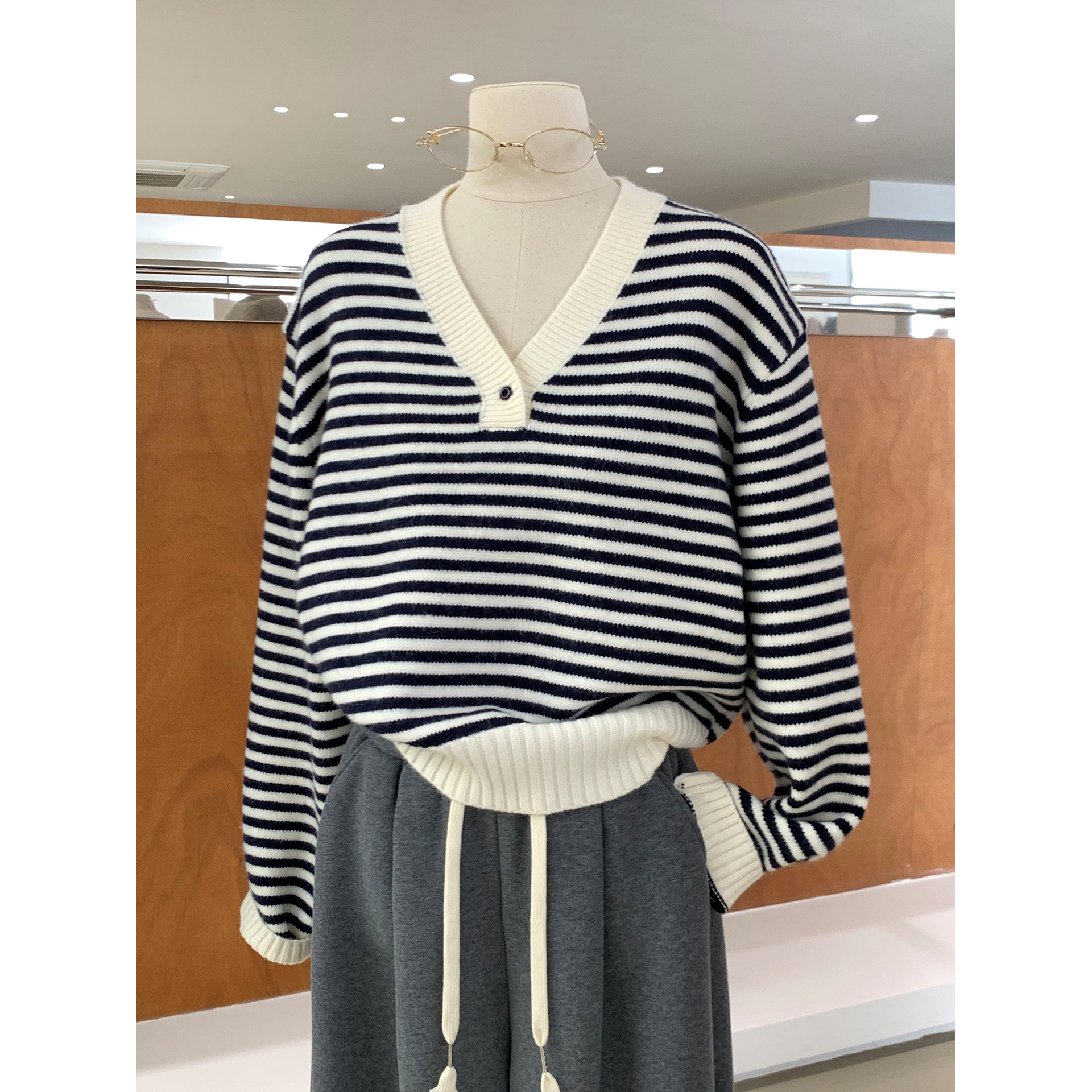 韩女氛围感条纹撞色V领套头毛衣