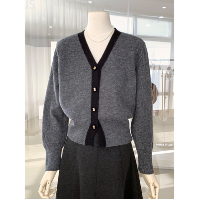 气质年款小马纽扣撞色V领毛衣