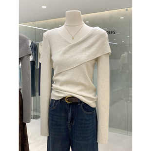气质款~设计感V领露锁骨长袖针织衫新款修身显瘦独特漂亮早秋上衣