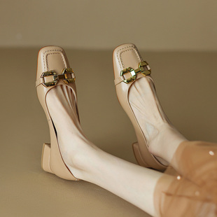 真皮粗跟单鞋女2026春季新款复古方头金属扣中跟鞋浅口软皮低跟鞋